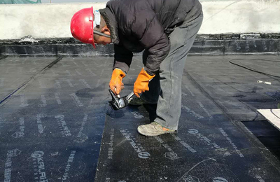 屋頂防水卷材鋪貼方法與施工注意事項(xiàng)